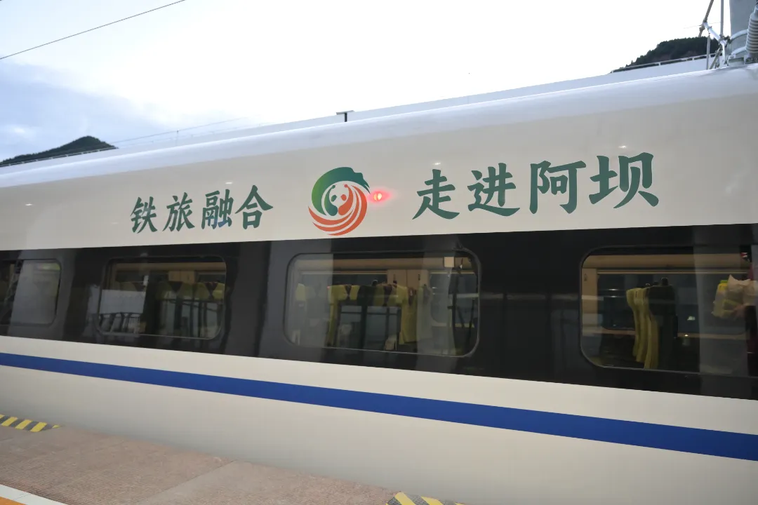 川青鐵路9組CRH2G型高寒動(dòng)車組新涂裝，來一飽眼福吧！